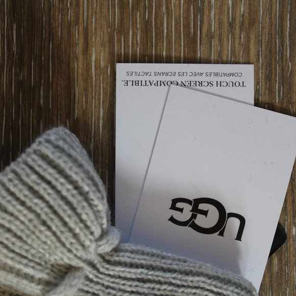 UGG WOMEN'S KNIT TECH ENABLED‎ RUFFLE GLOVES GRAY - Picture 3 of 3